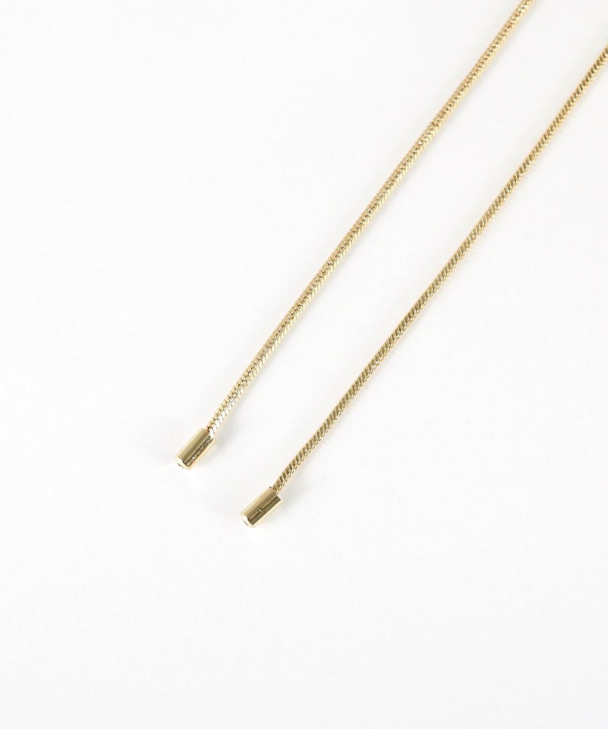 クレセントループタイネックレス