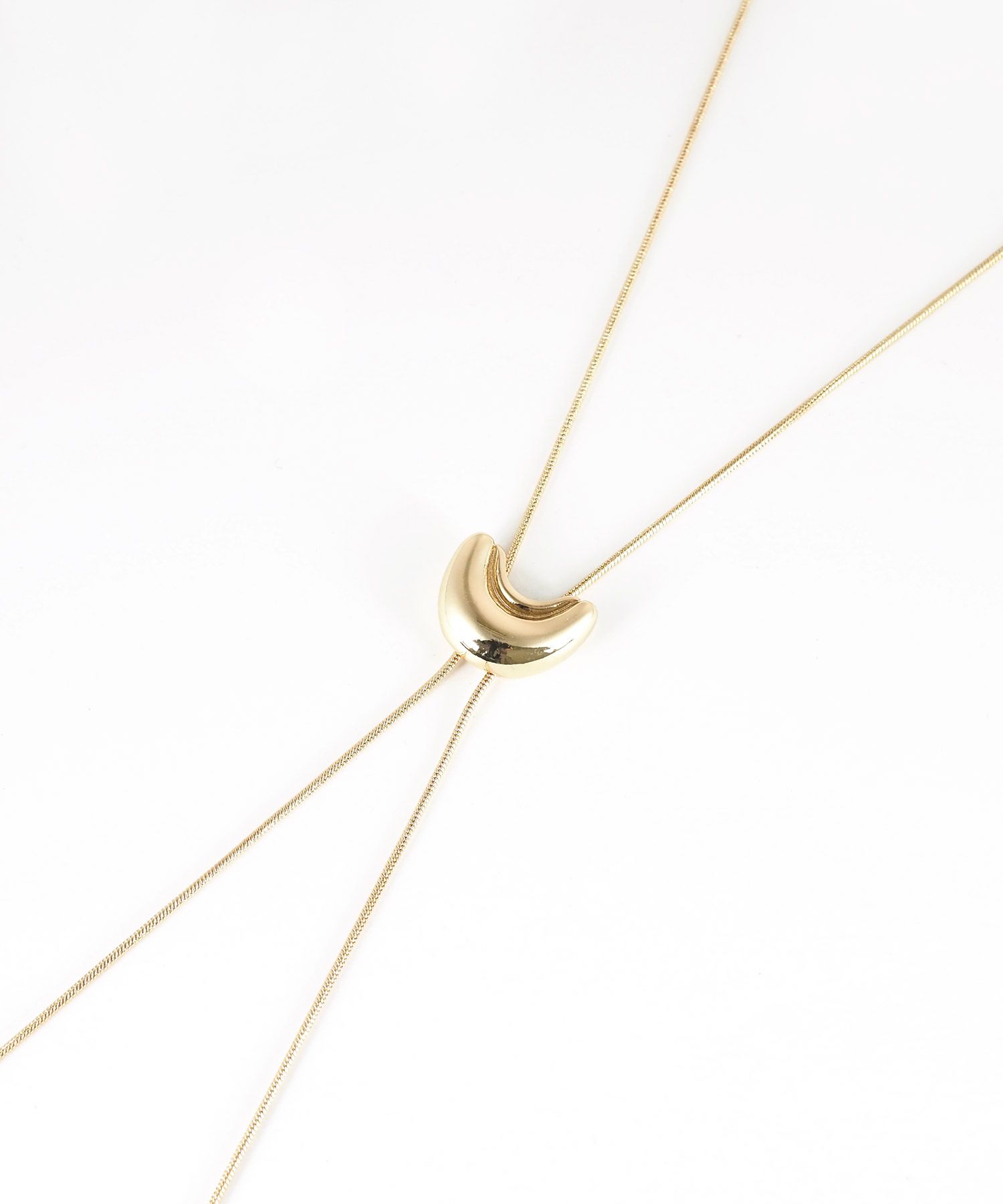 クレセントループタイネックレス