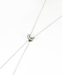 クレセントループタイネックレス