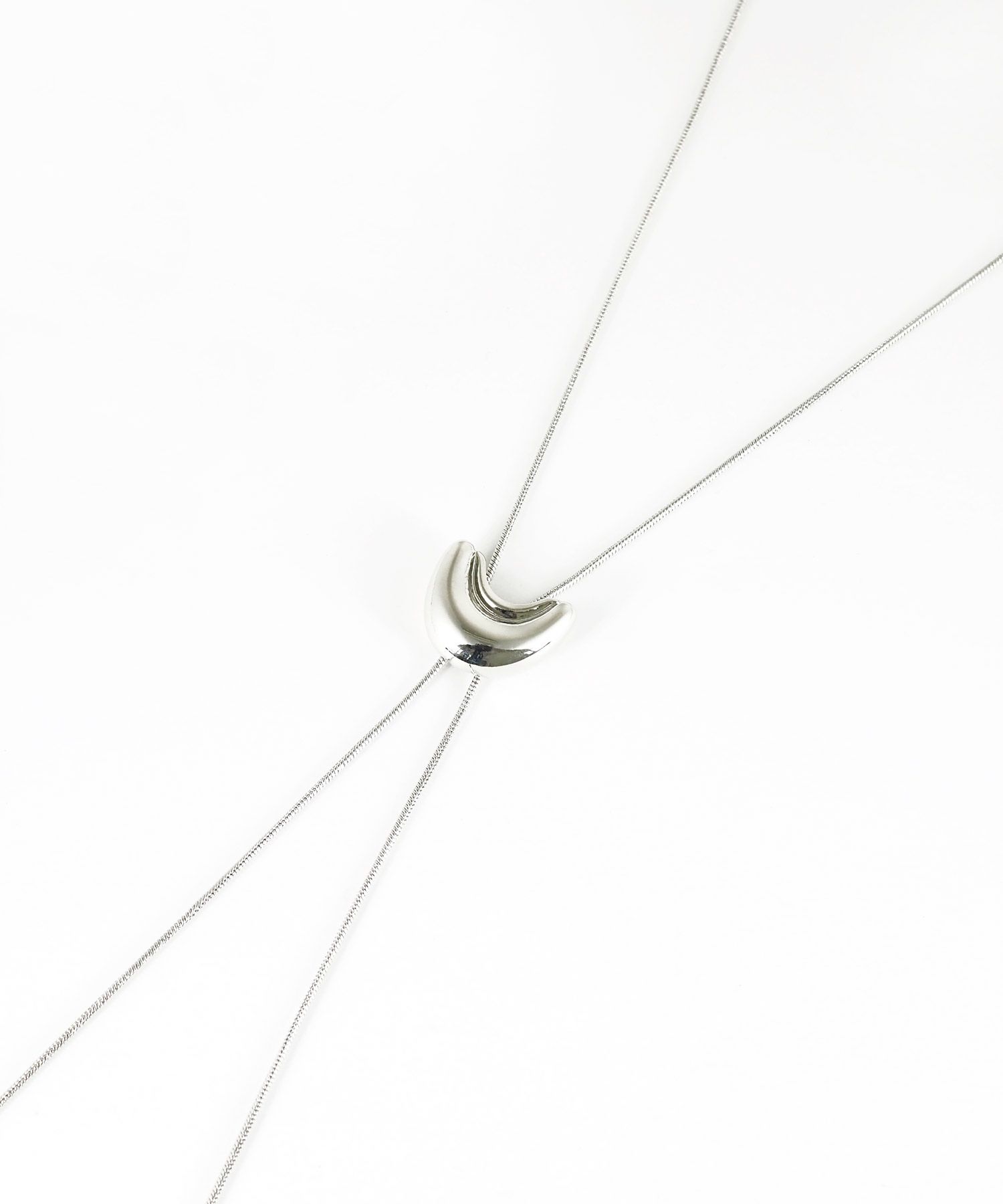 クレセントループタイネックレス