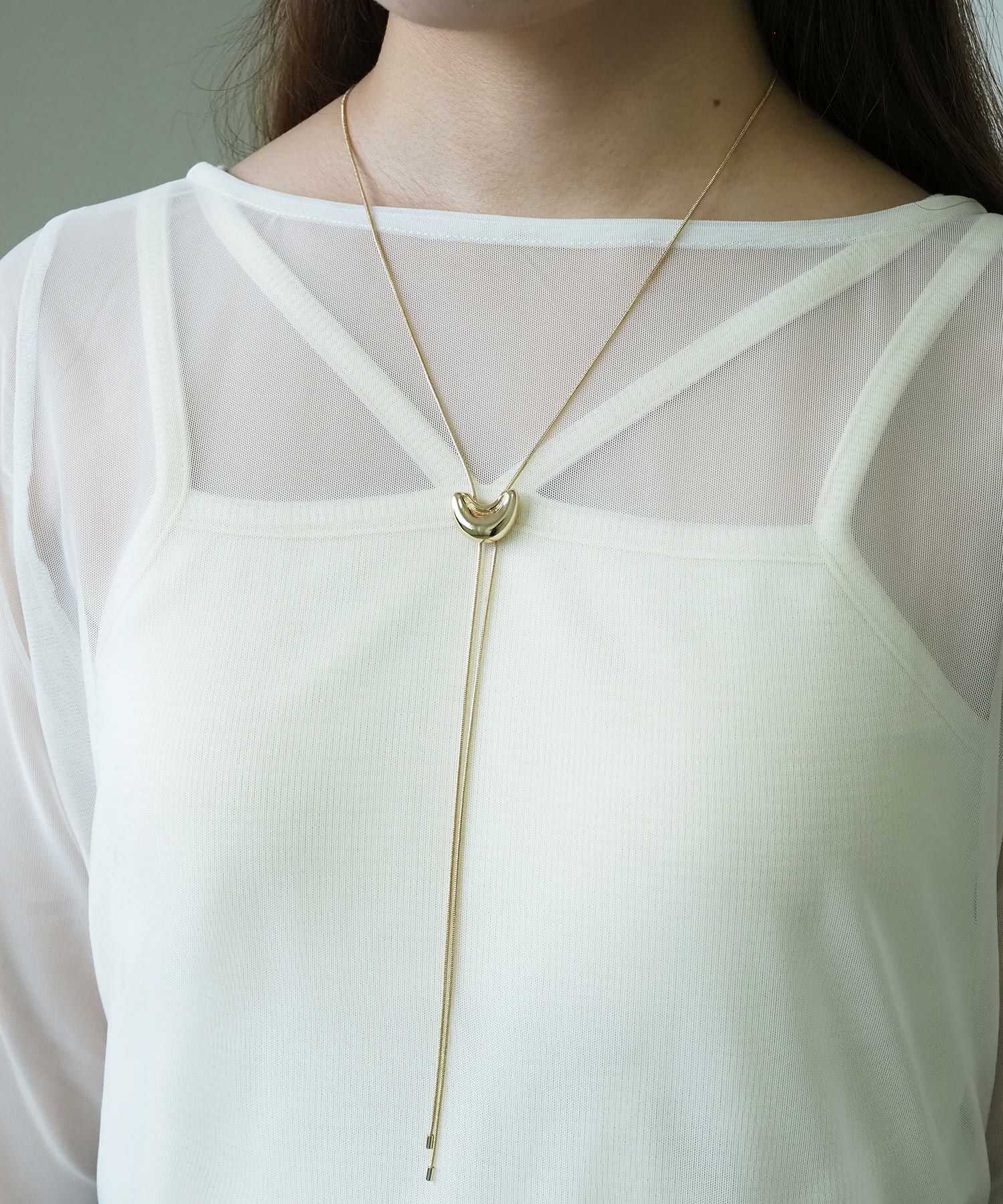 クレセントループタイネックレス