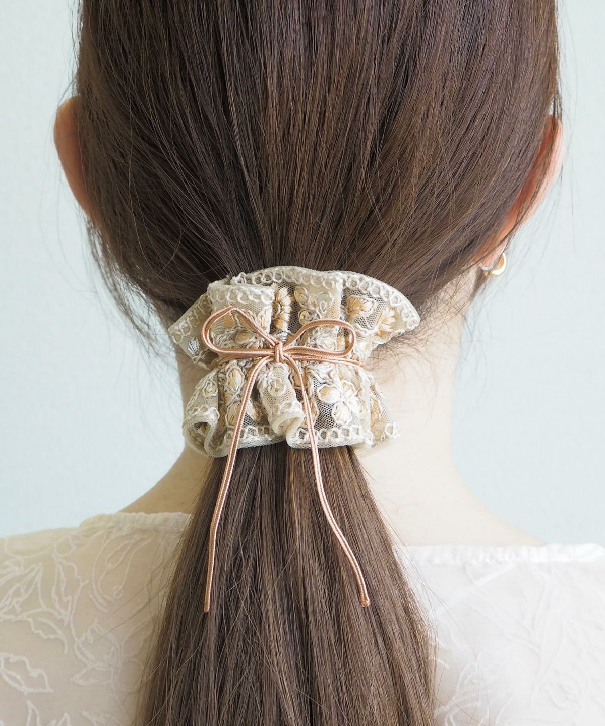 フリル刺繍フラワーフック付きシュフィー【Zoule】