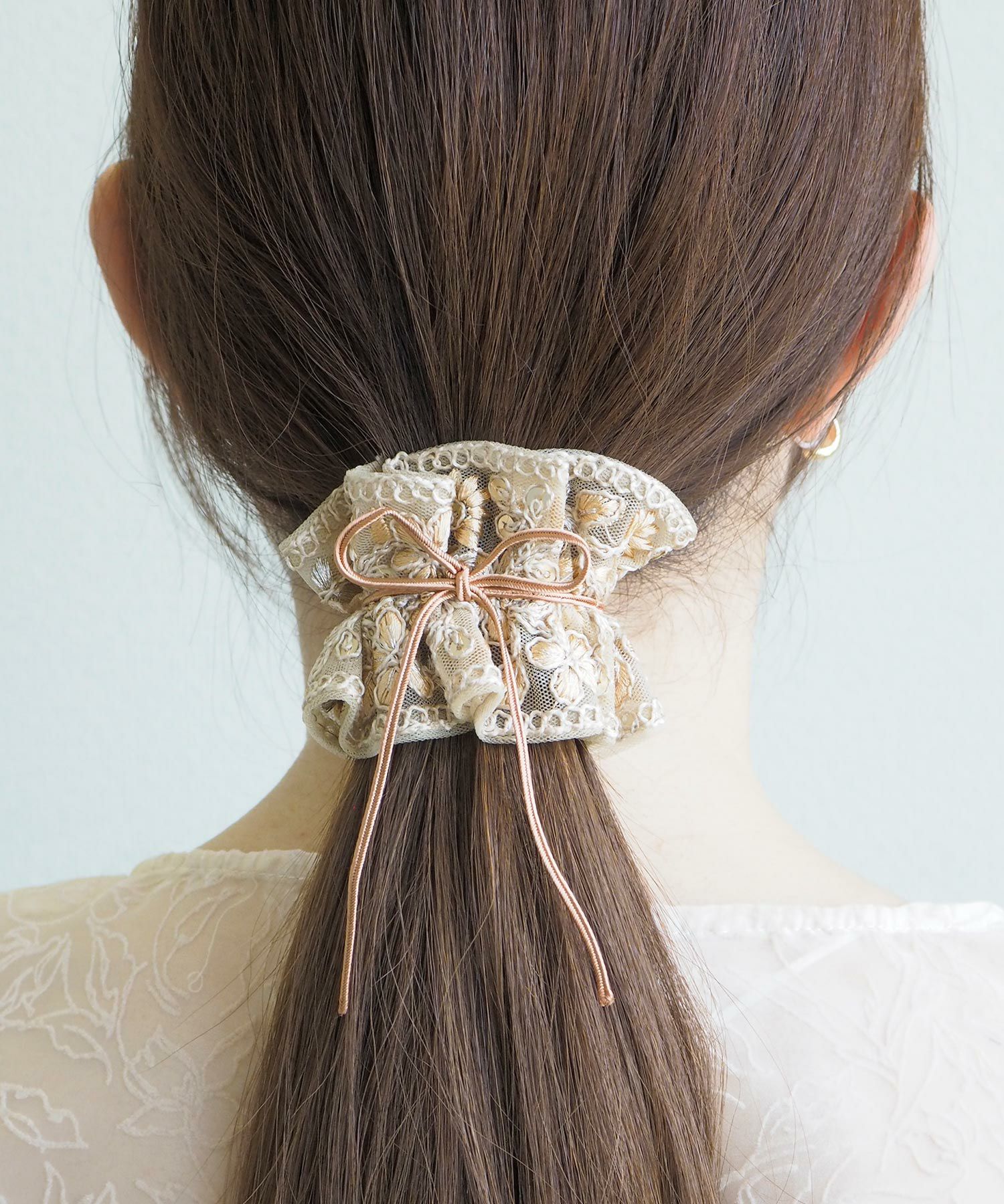 フリル刺繍フラワーフック付きシュフィー【Zoule】