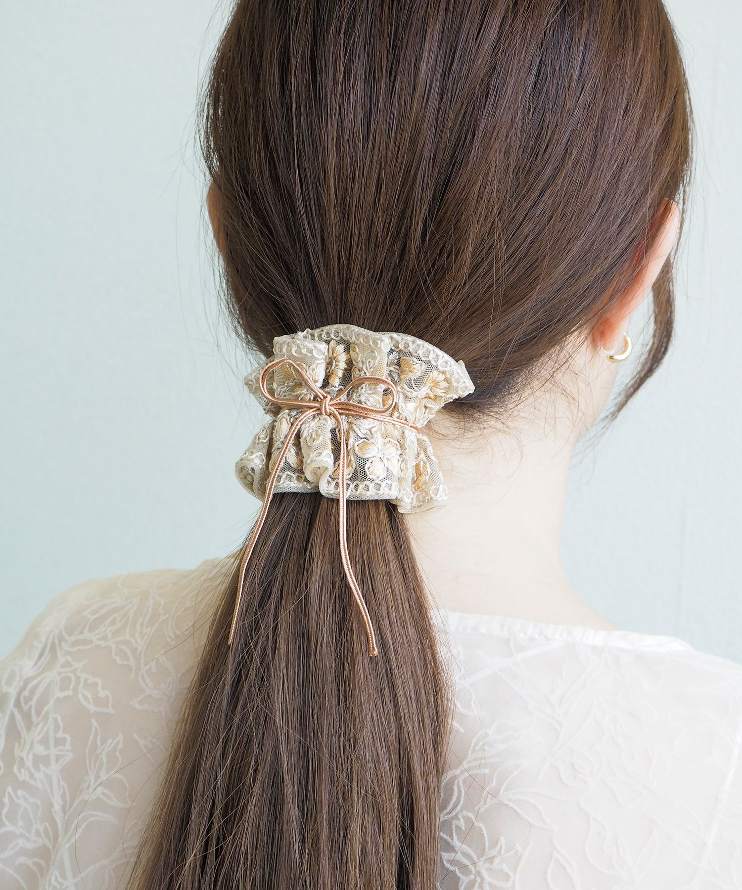 フリル刺繍フラワーフック付きシュフィー【Zoule】