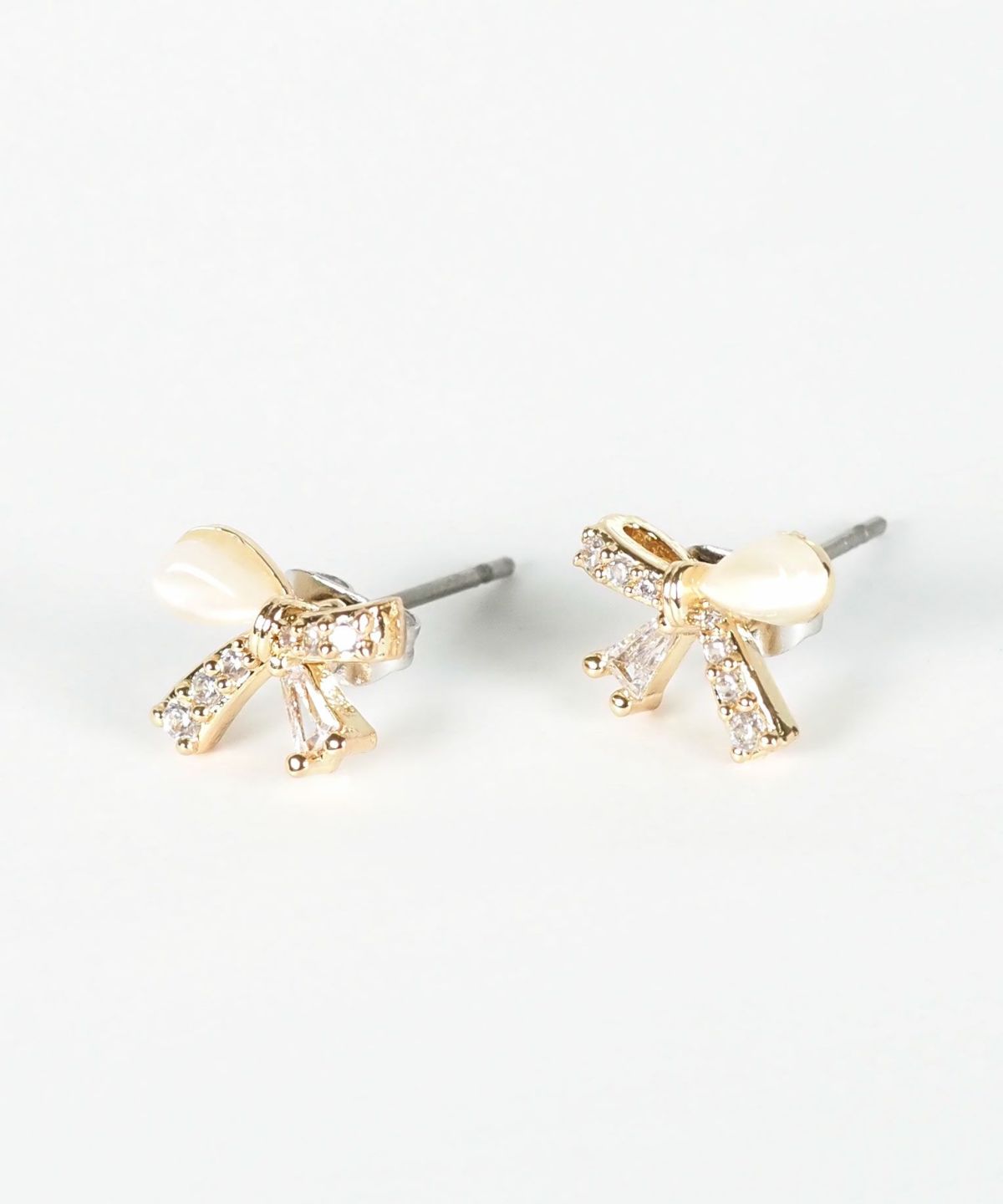 アシンメトリーリボンキャッツアイチタンポストピアス