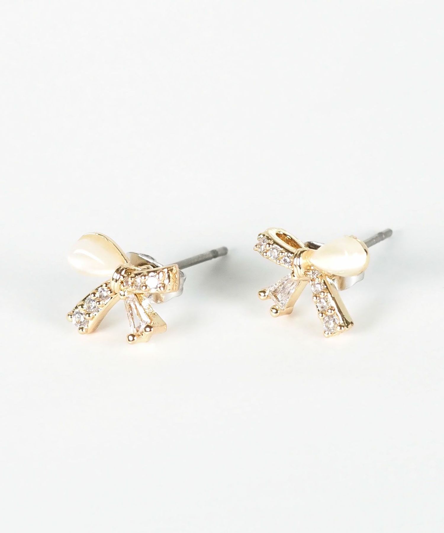 アシンメトリーリボンキャッツアイチタンポストピアス