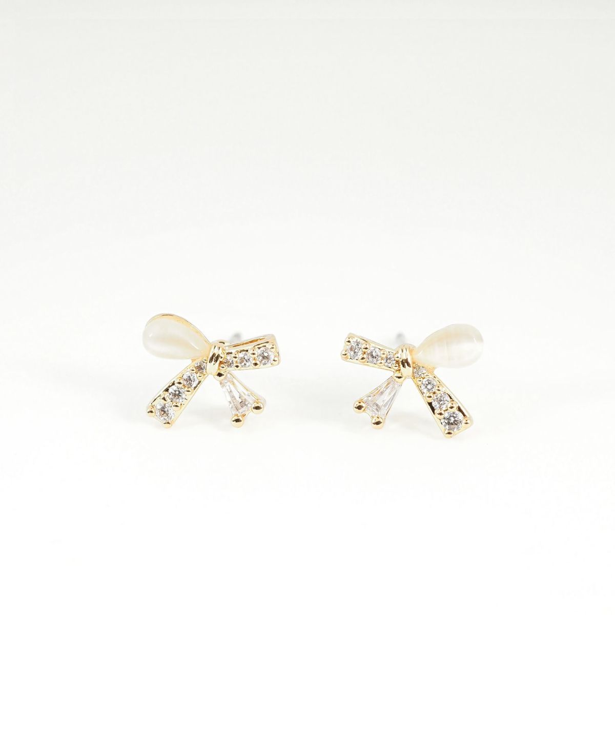 アシンメトリーリボンキャッツアイチタンポストピアス