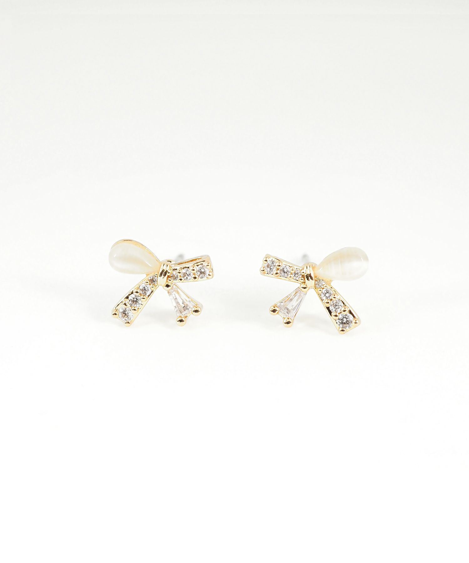 アシンメトリーリボンキャッツアイチタンポストピアス