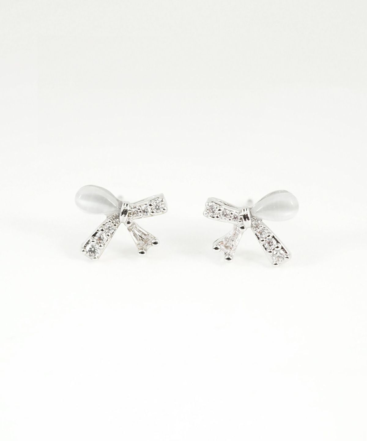 アシンメトリーリボンキャッツアイチタンポストピアス