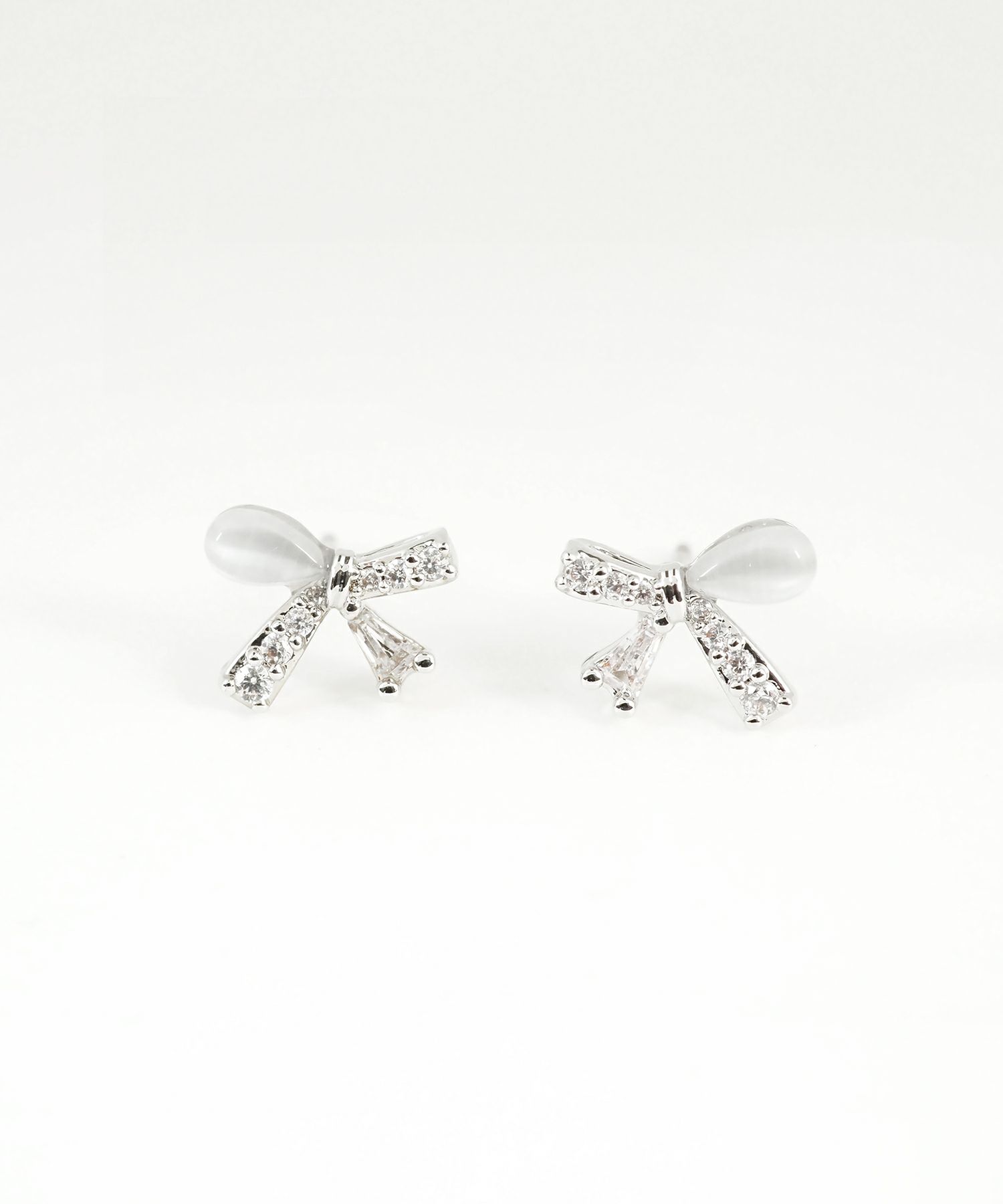 アシンメトリーリボンキャッツアイチタンポストピアス