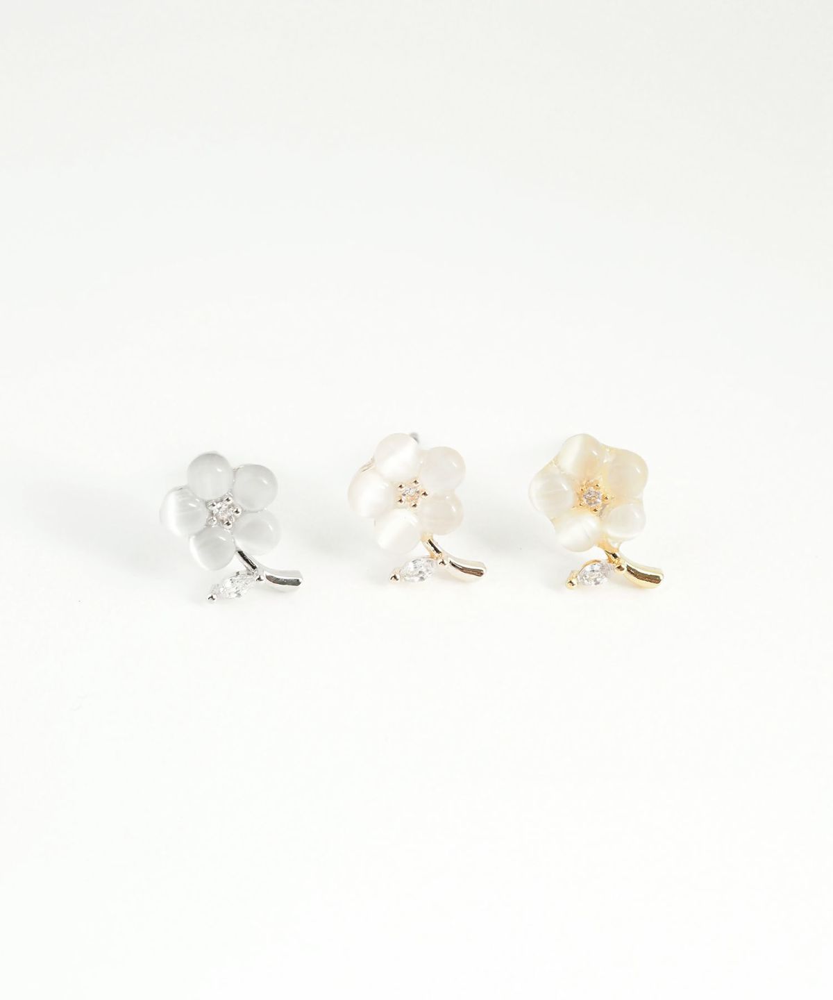 フラワーチャーミングキャッツアイチタンポストピアス