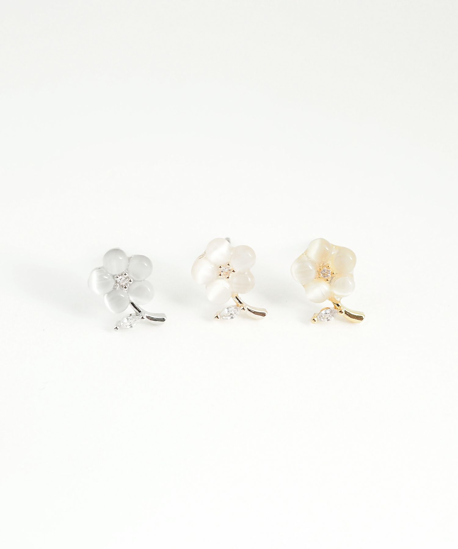 フラワーチャーミングキャッツアイチタンポストピアス