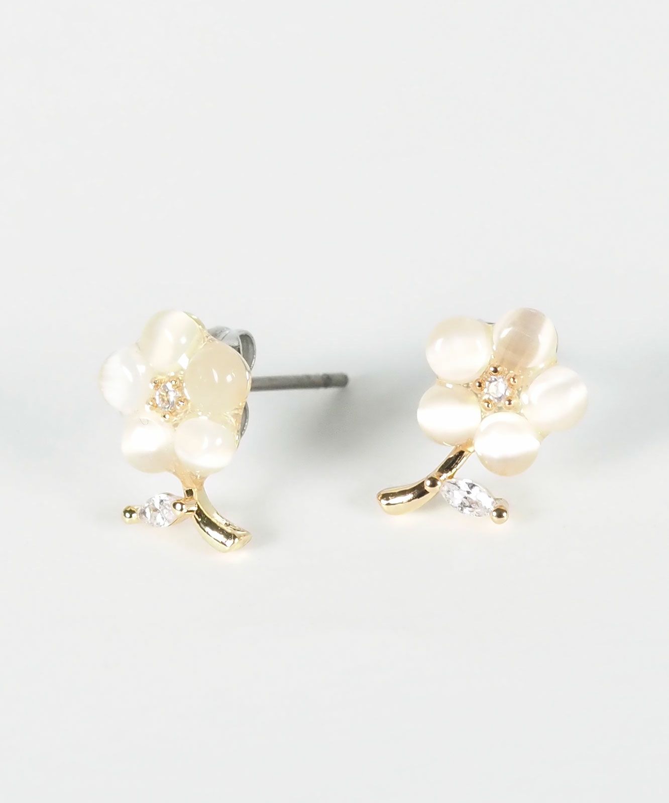 フラワーチャーミングキャッツアイチタンポストピアス