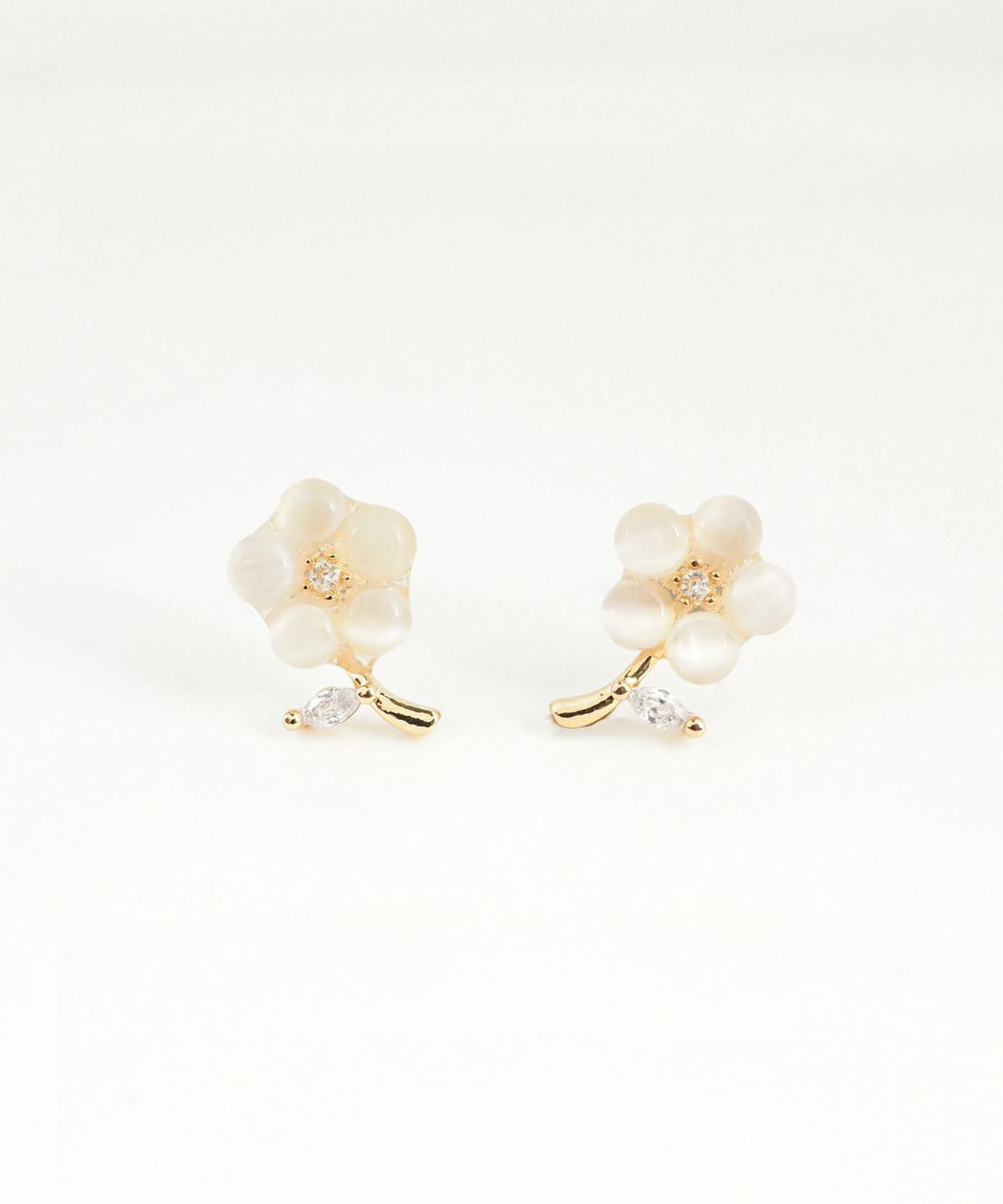 フラワーチャーミングキャッツアイチタンポストピアス