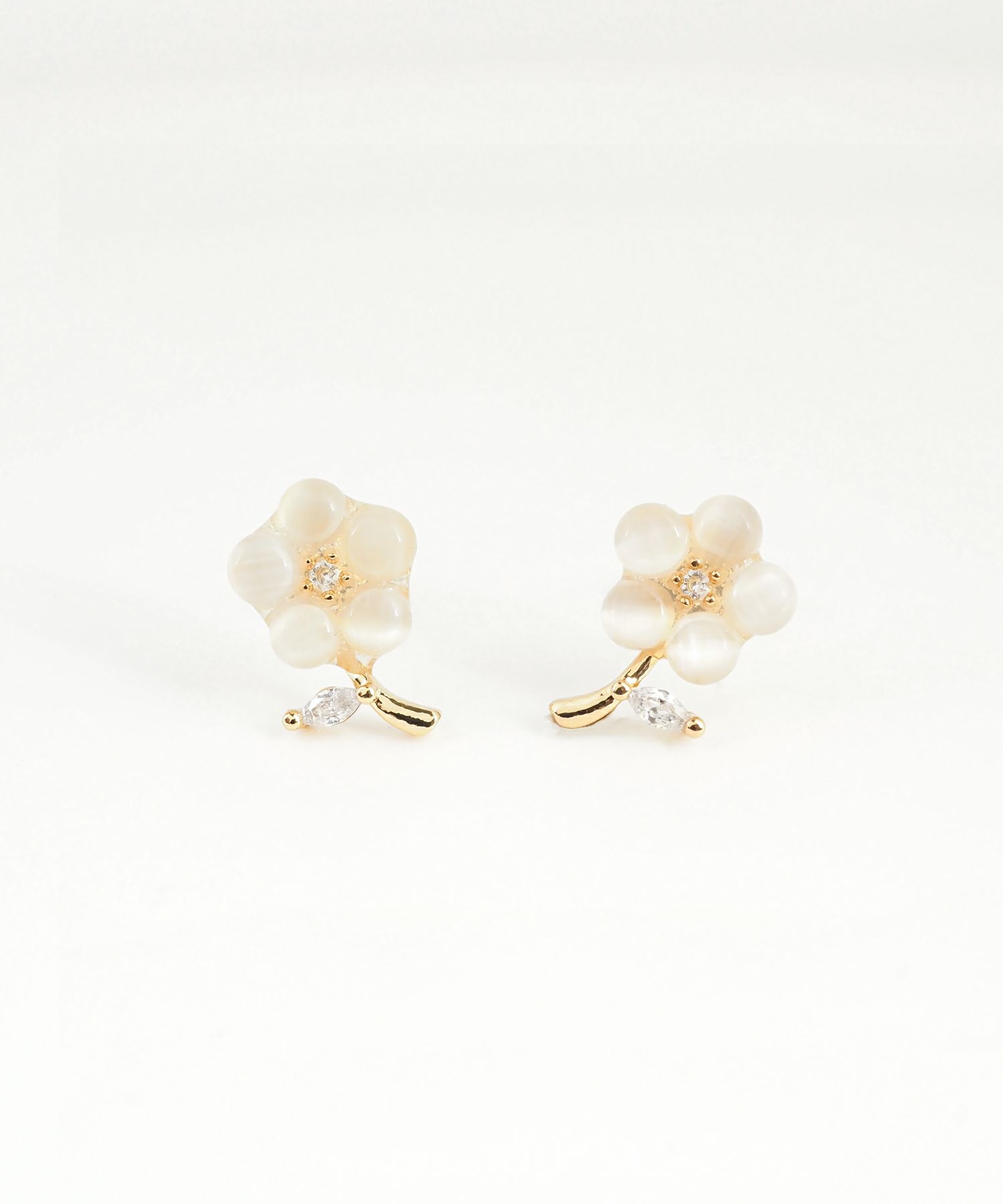 フラワーチャーミングキャッツアイチタンポストピアス