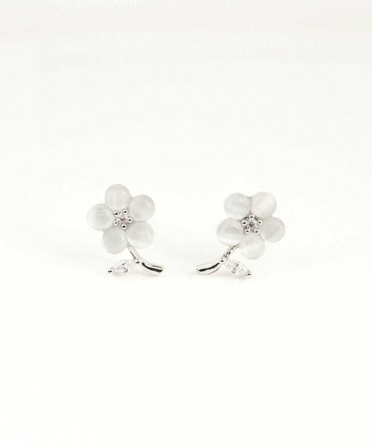 フラワーチャーミングキャッツアイチタンポストピアス