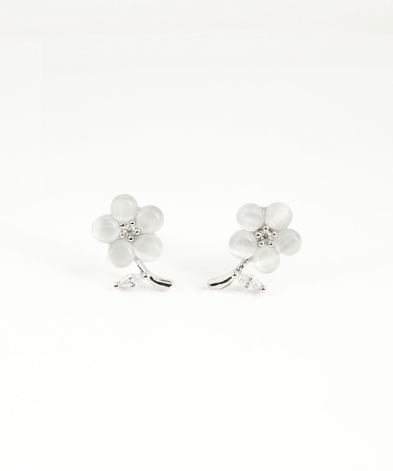 フラワーチャーミングキャッツアイチタンポストピアス