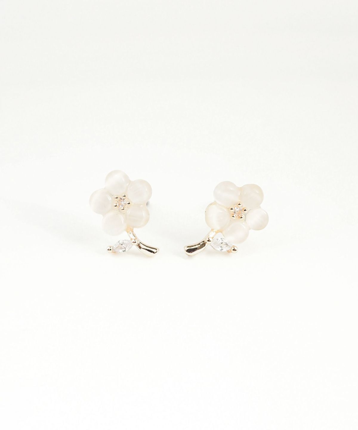 フラワーチャーミングキャッツアイチタンポストピアス