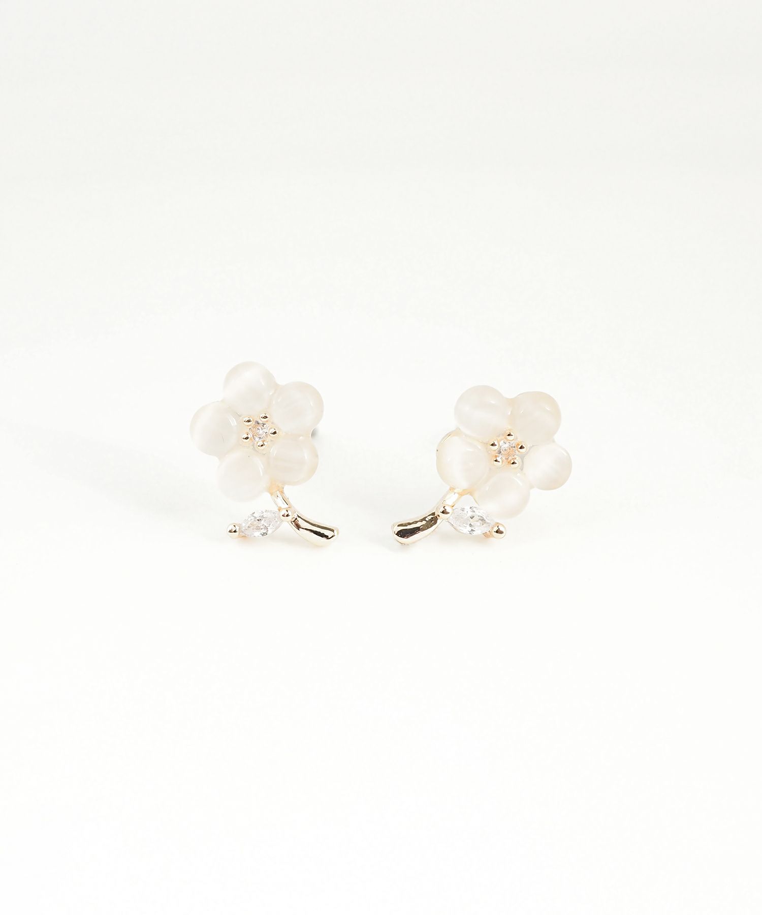 フラワーチャーミングキャッツアイチタンポストピアス