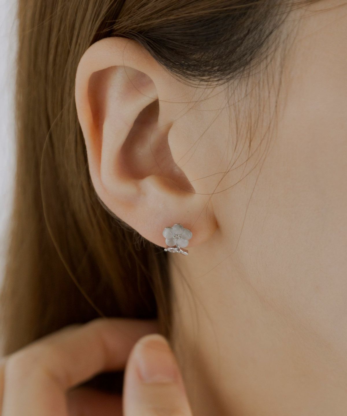 フラワーチャーミングキャッツアイチタンポストピアス