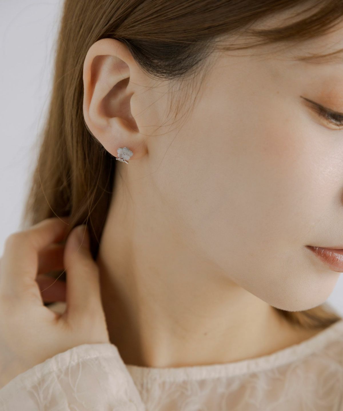 フラワーチャーミングキャッツアイチタンポストピアス