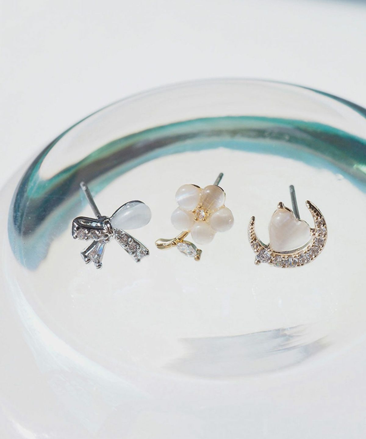 フラワーチャーミングキャッツアイチタンポストピアス