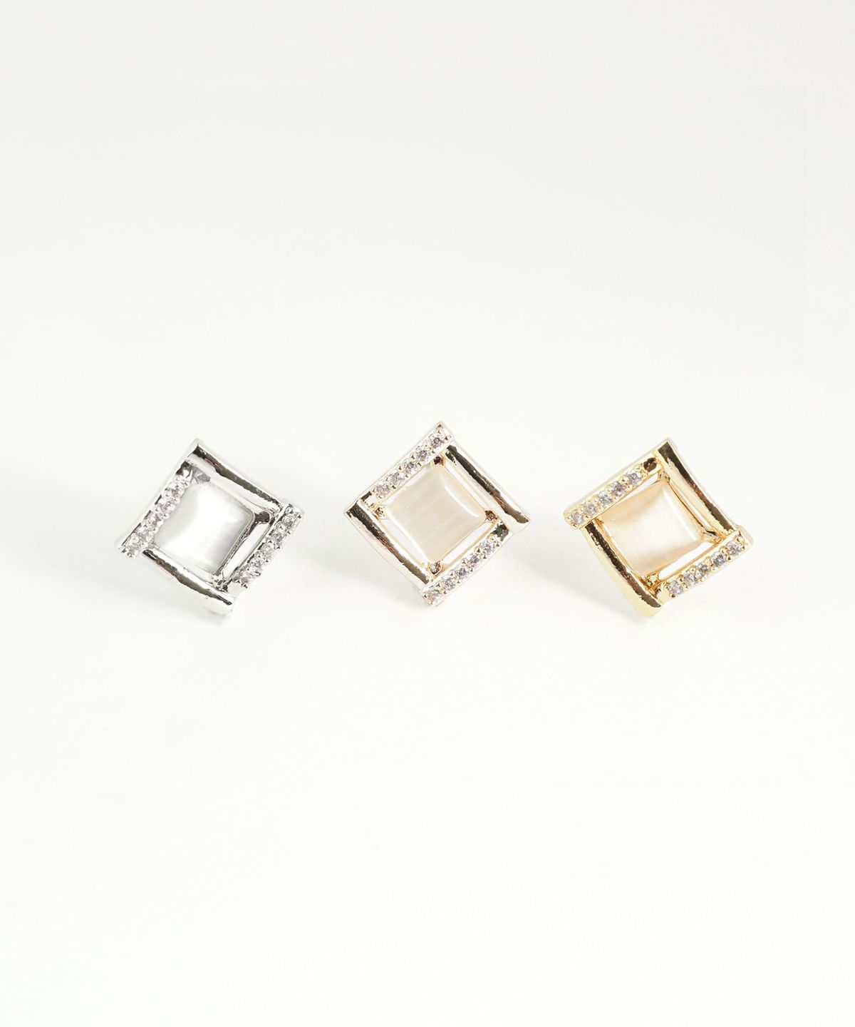 ニュアンススクエアキャッツアイチタンポストピアス