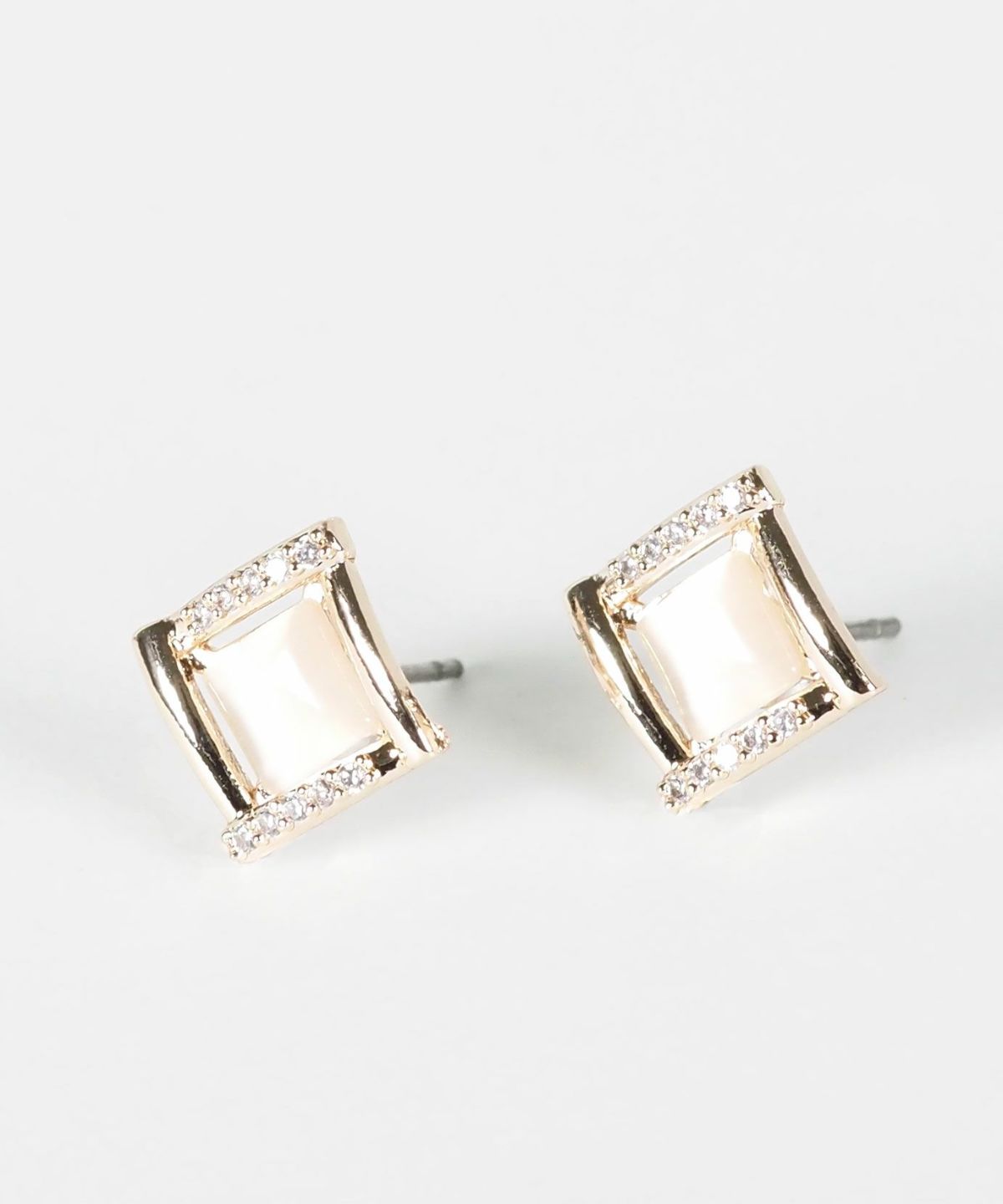 ニュアンススクエアキャッツアイチタンポストピアス