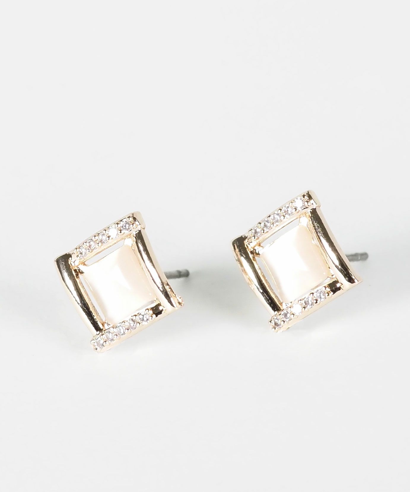 ニュアンススクエアキャッツアイチタンポストピアス