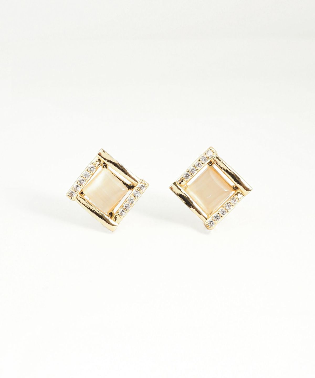 ニュアンススクエアキャッツアイチタンポストピアス