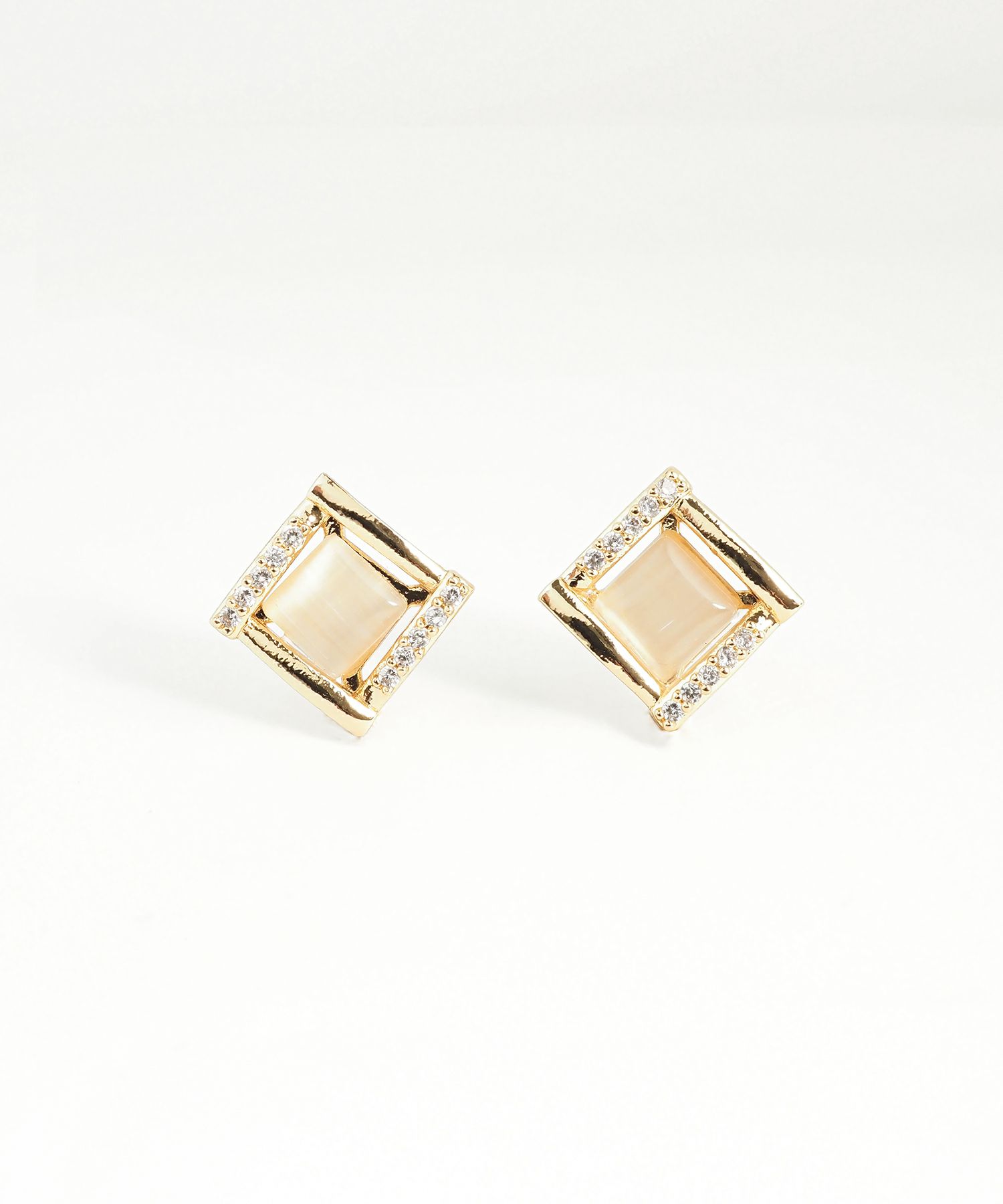 ニュアンススクエアキャッツアイチタンポストピアス