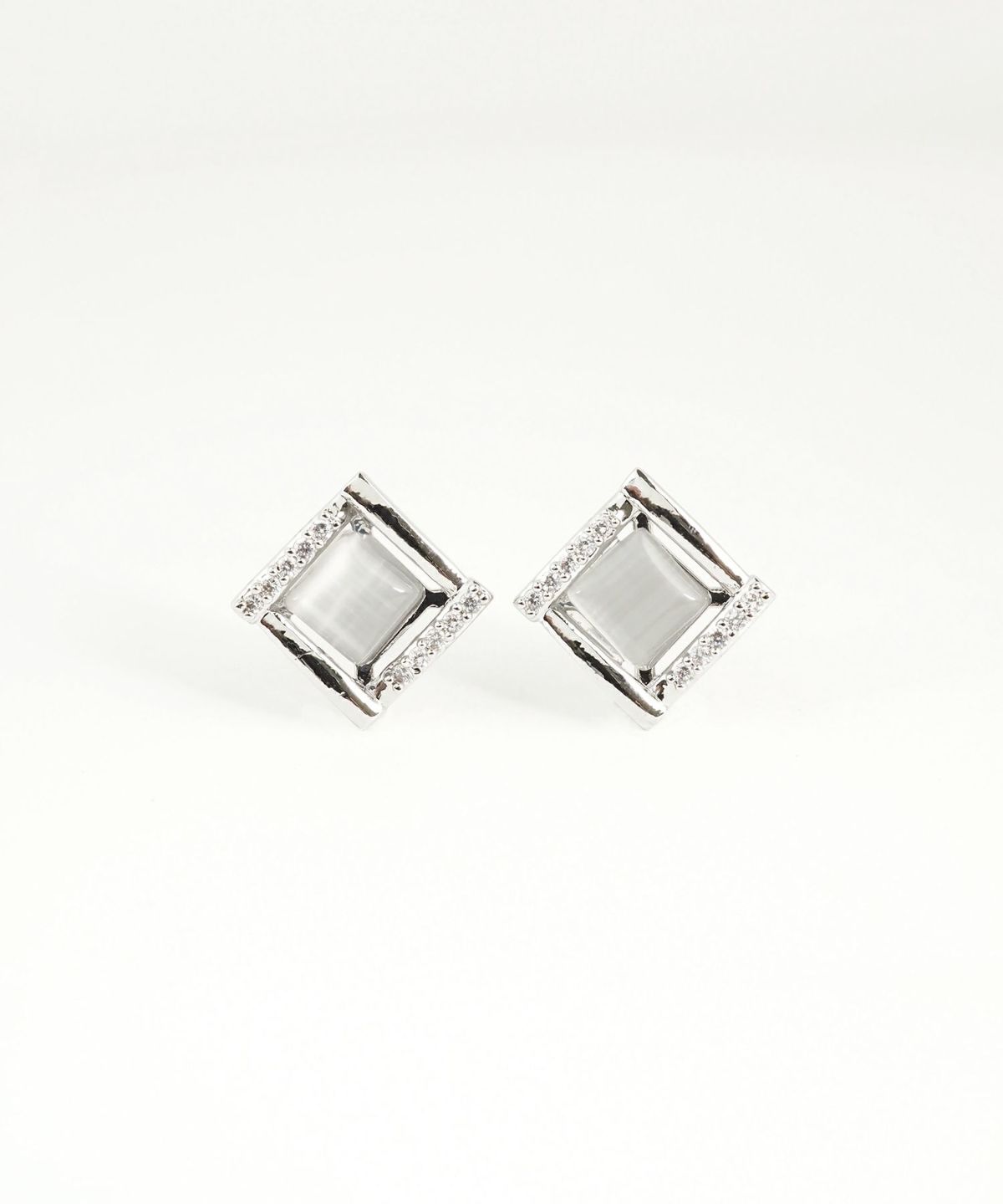 ニュアンススクエアキャッツアイチタンポストピアス