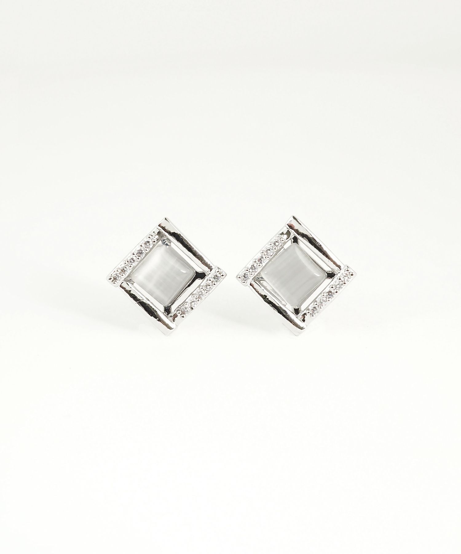 ニュアンススクエアキャッツアイチタンポストピアス