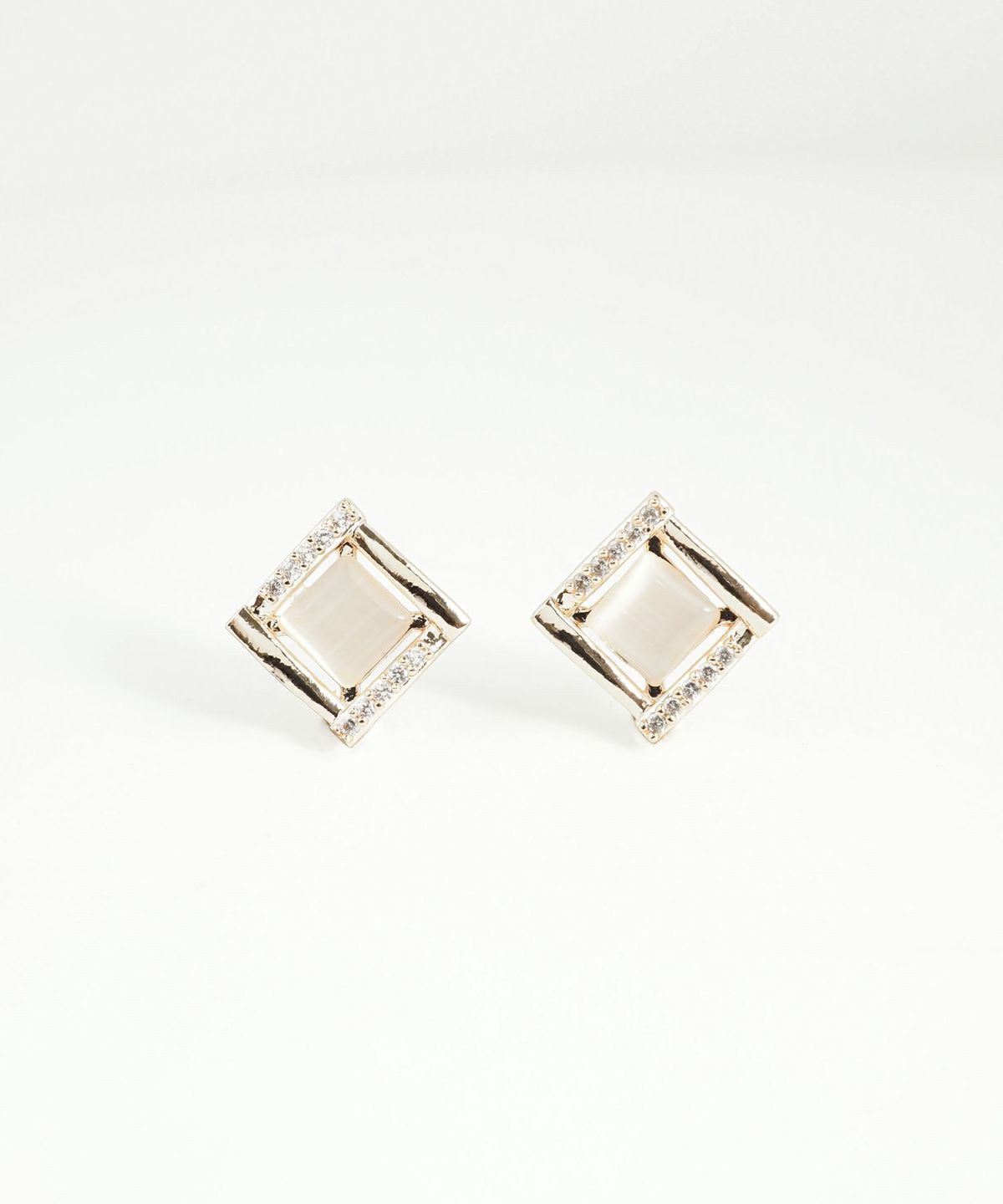 ニュアンススクエアキャッツアイチタンポストピアス