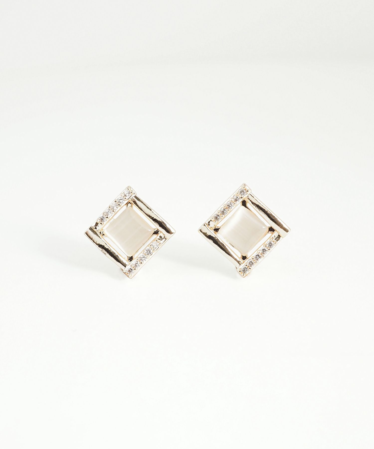 ニュアンススクエアキャッツアイチタンポストピアス