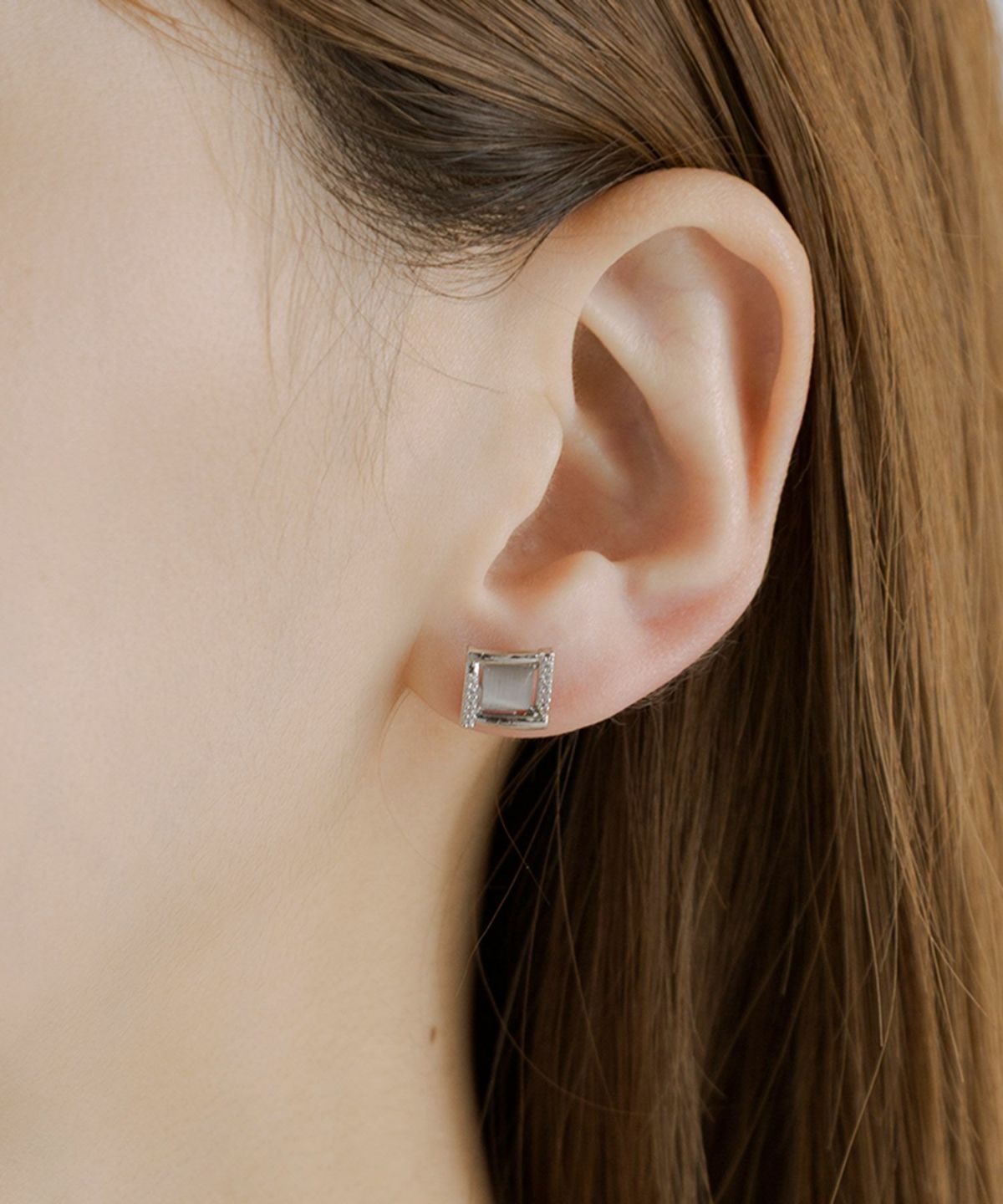 ニュアンススクエアキャッツアイチタンポストピアス