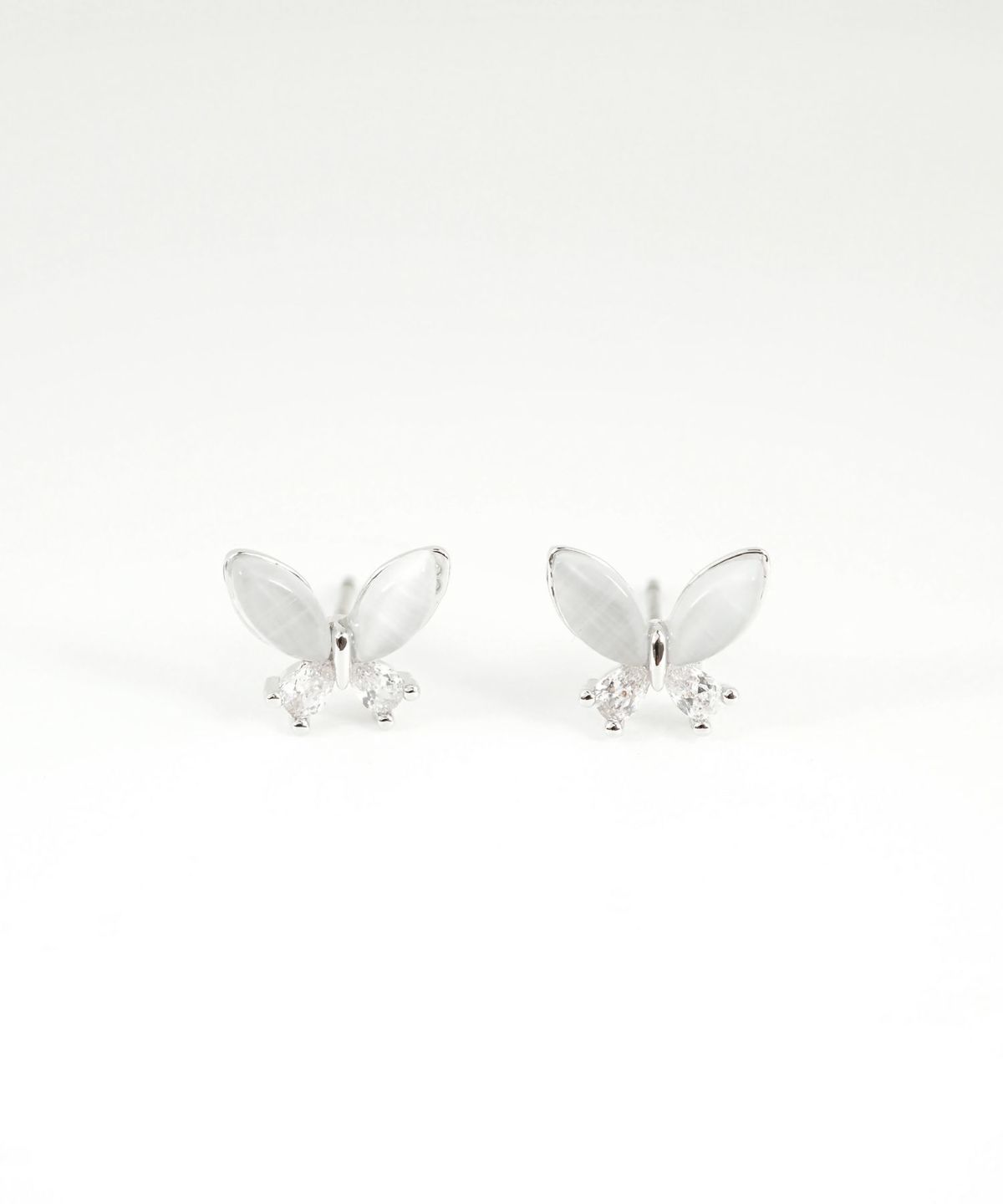 クラッシーバタフライキャッツアイチタンポストピアス