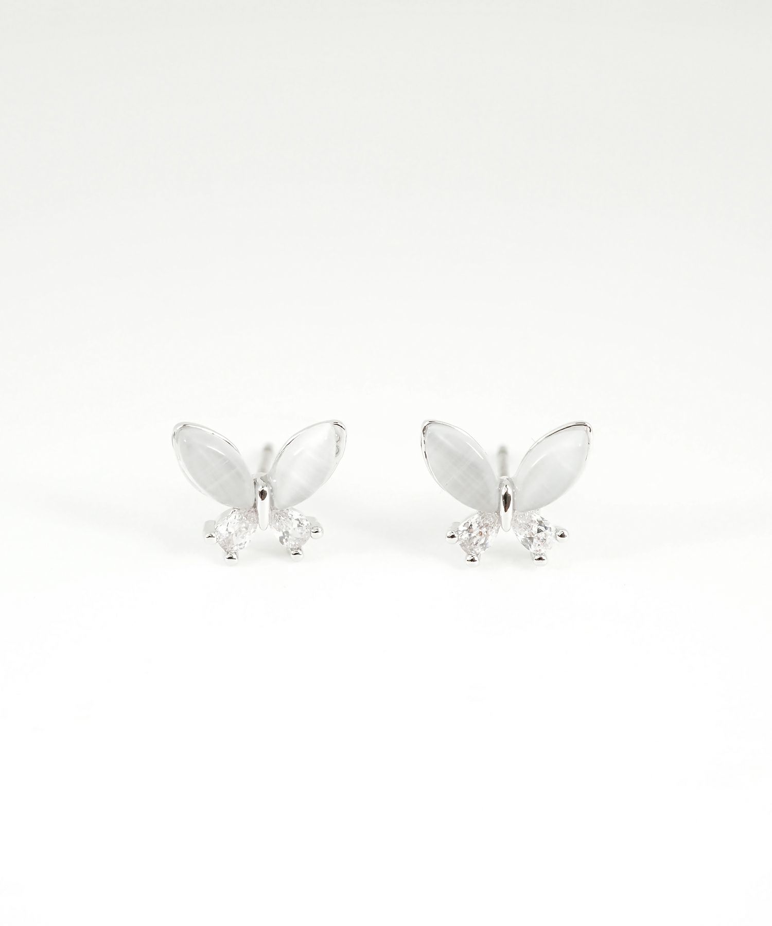 クラッシーバタフライキャッツアイチタンポストピアス