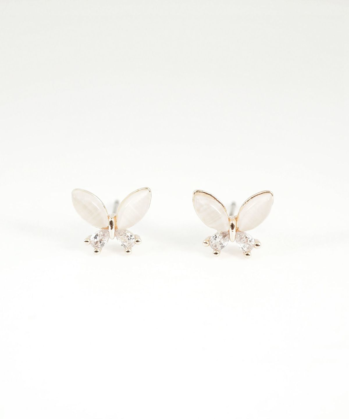 クラッシーバタフライキャッツアイチタンポストピアス