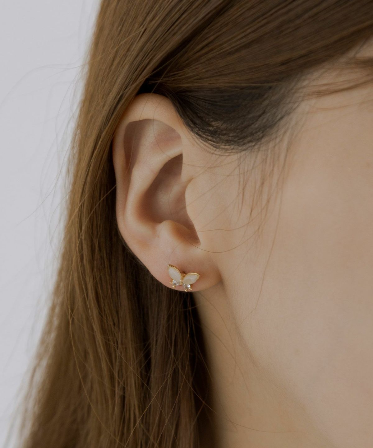 クラッシーバタフライキャッツアイチタンポストピアス