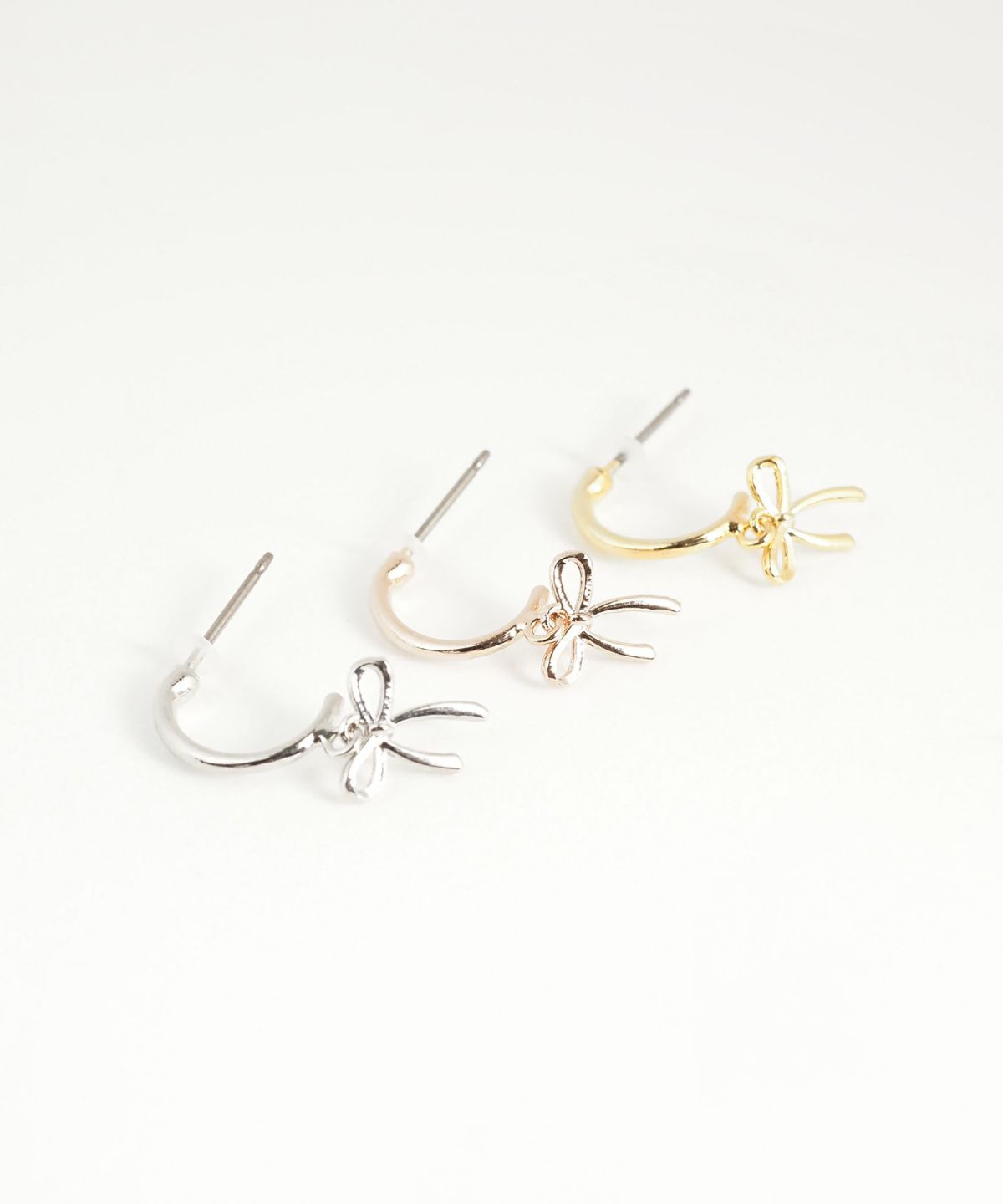 リボンピュアチタンポストピアス