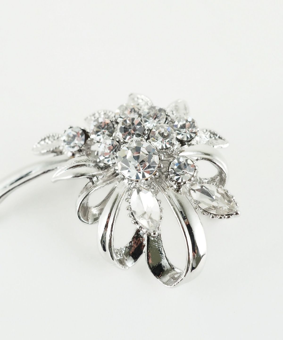 フラワーストーンリボンブローチ