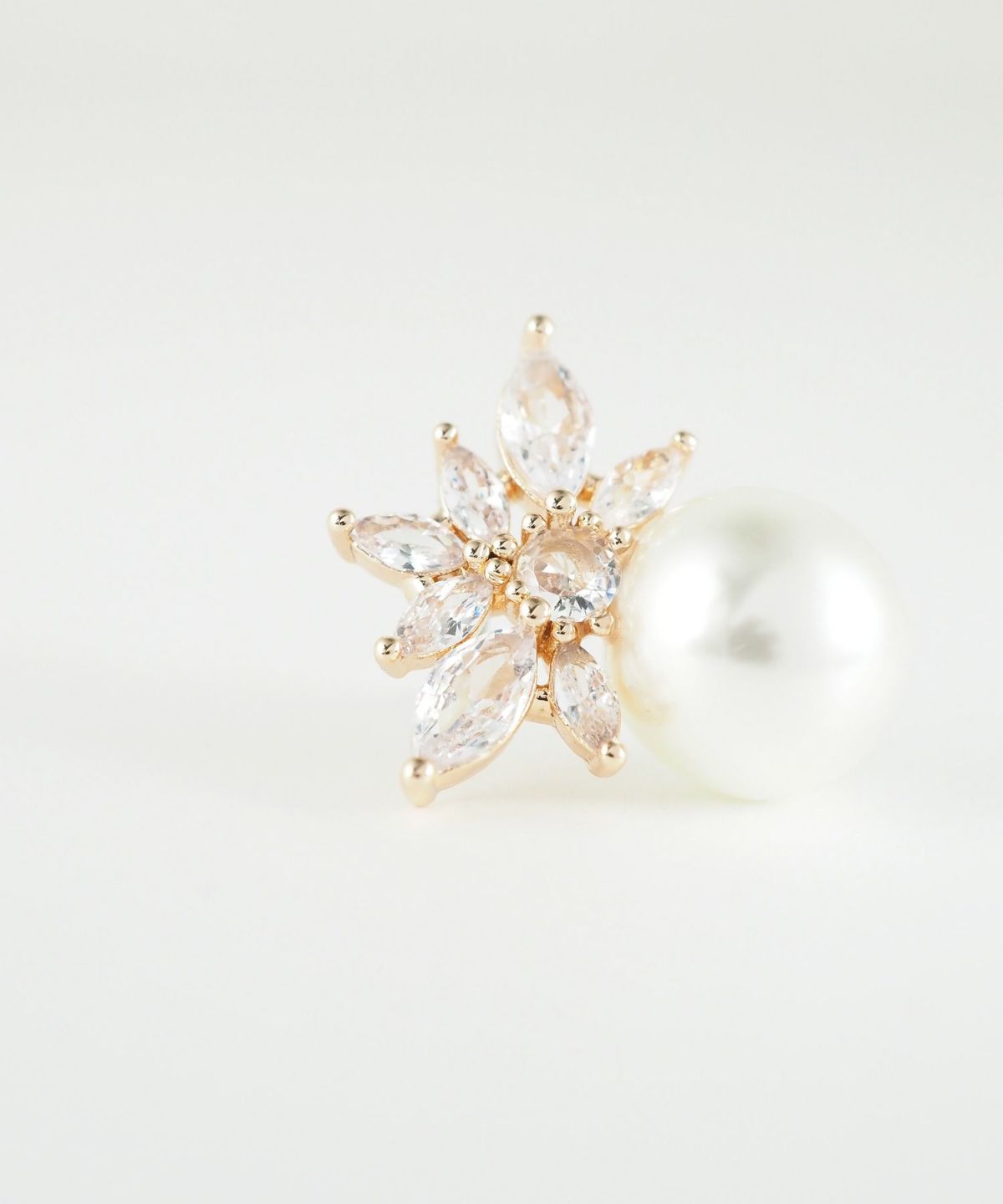 フラワーキュービックパールチタンポストピアス