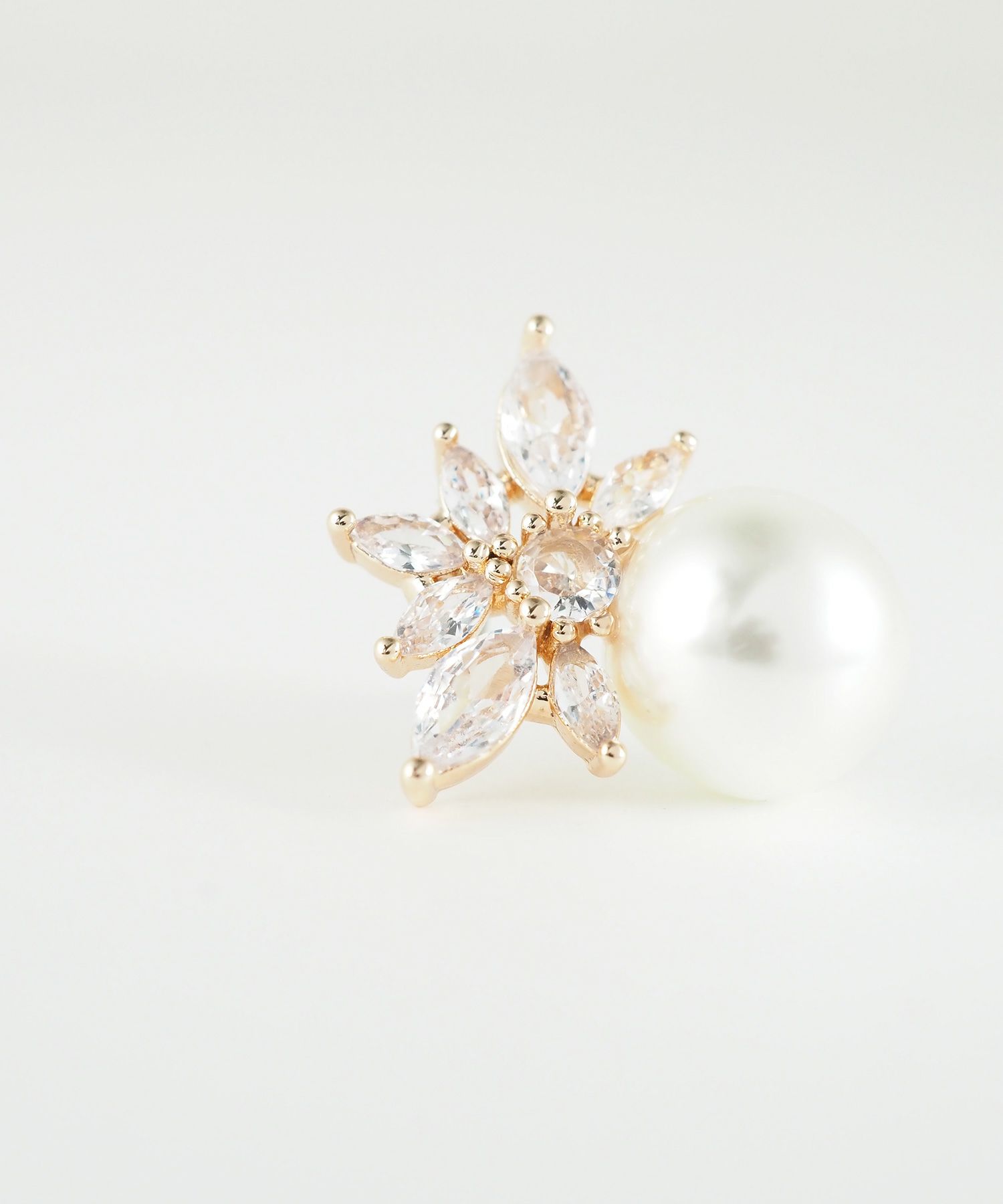 フラワーキュービックパールチタンポストピアス