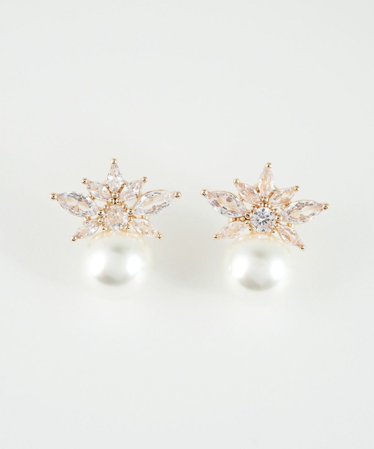 フラワーキュービックパールチタンポストピアス