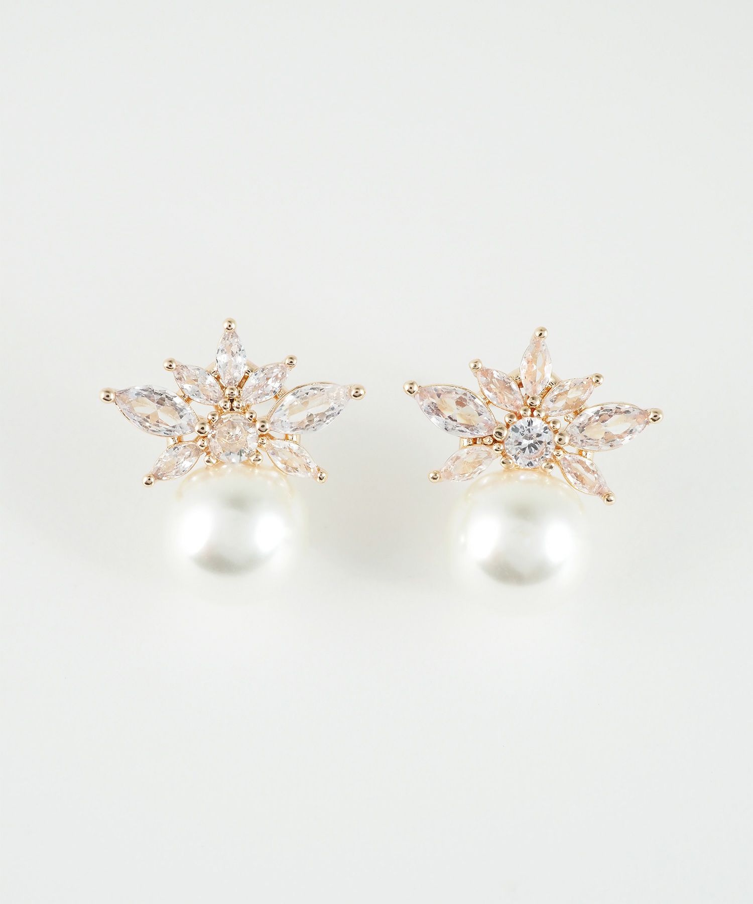 フラワーキュービックパールチタンポストピアス