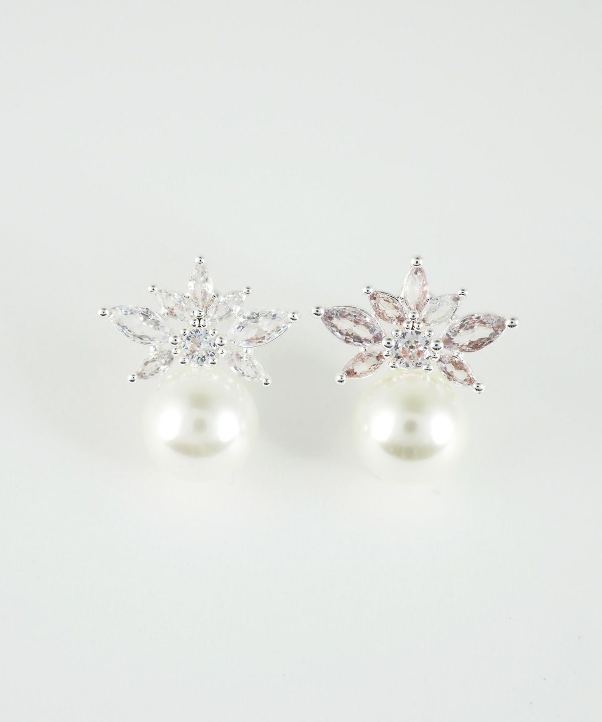 フラワーキュービックパールチタンポストピアス