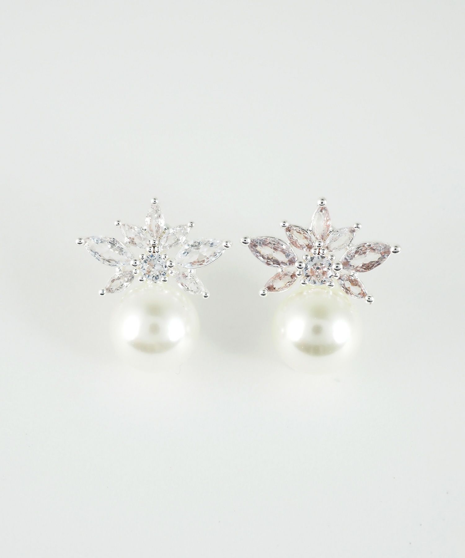 フラワーキュービックパールチタンポストピアス