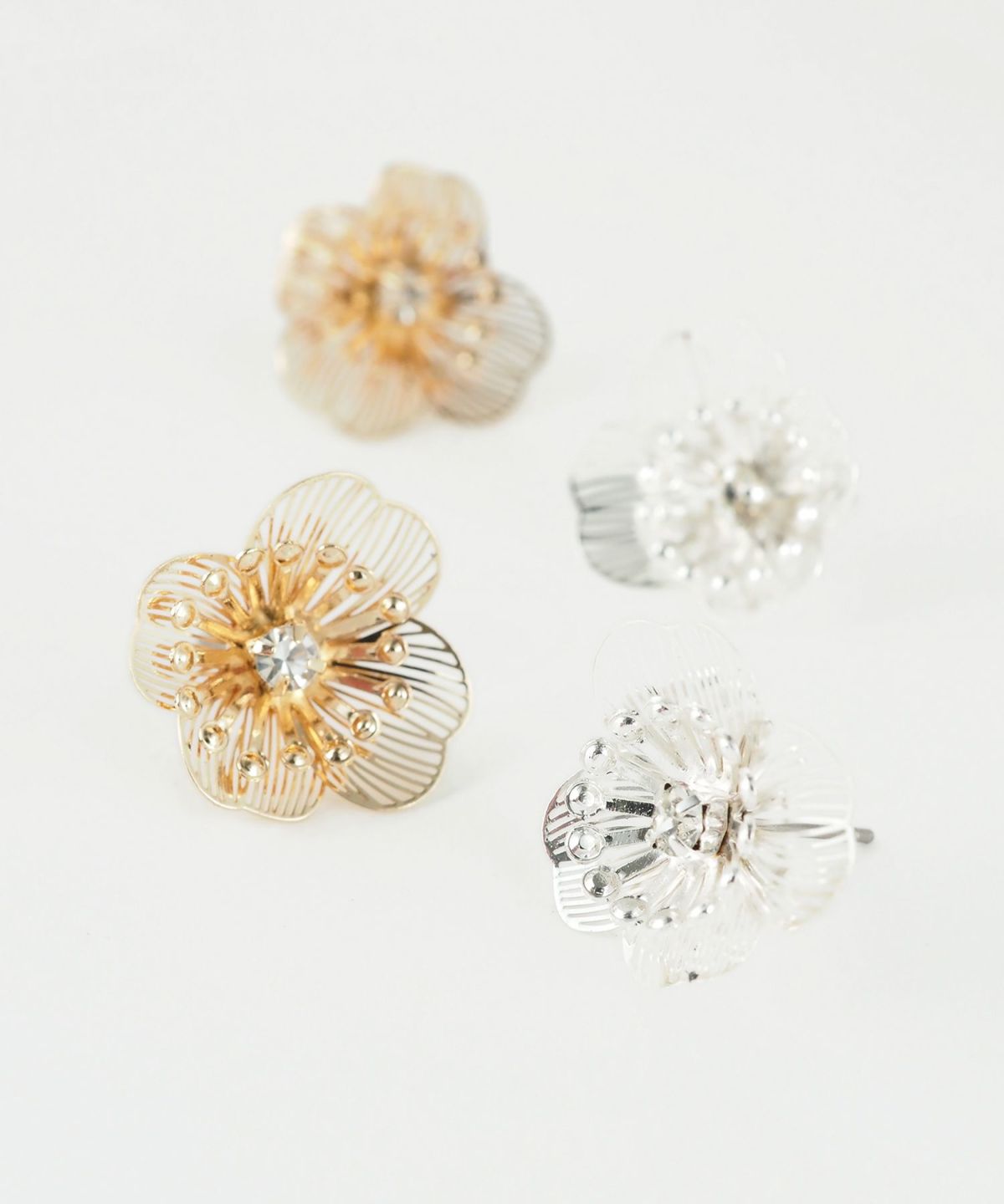 透かしフラワーチタンポストピアス