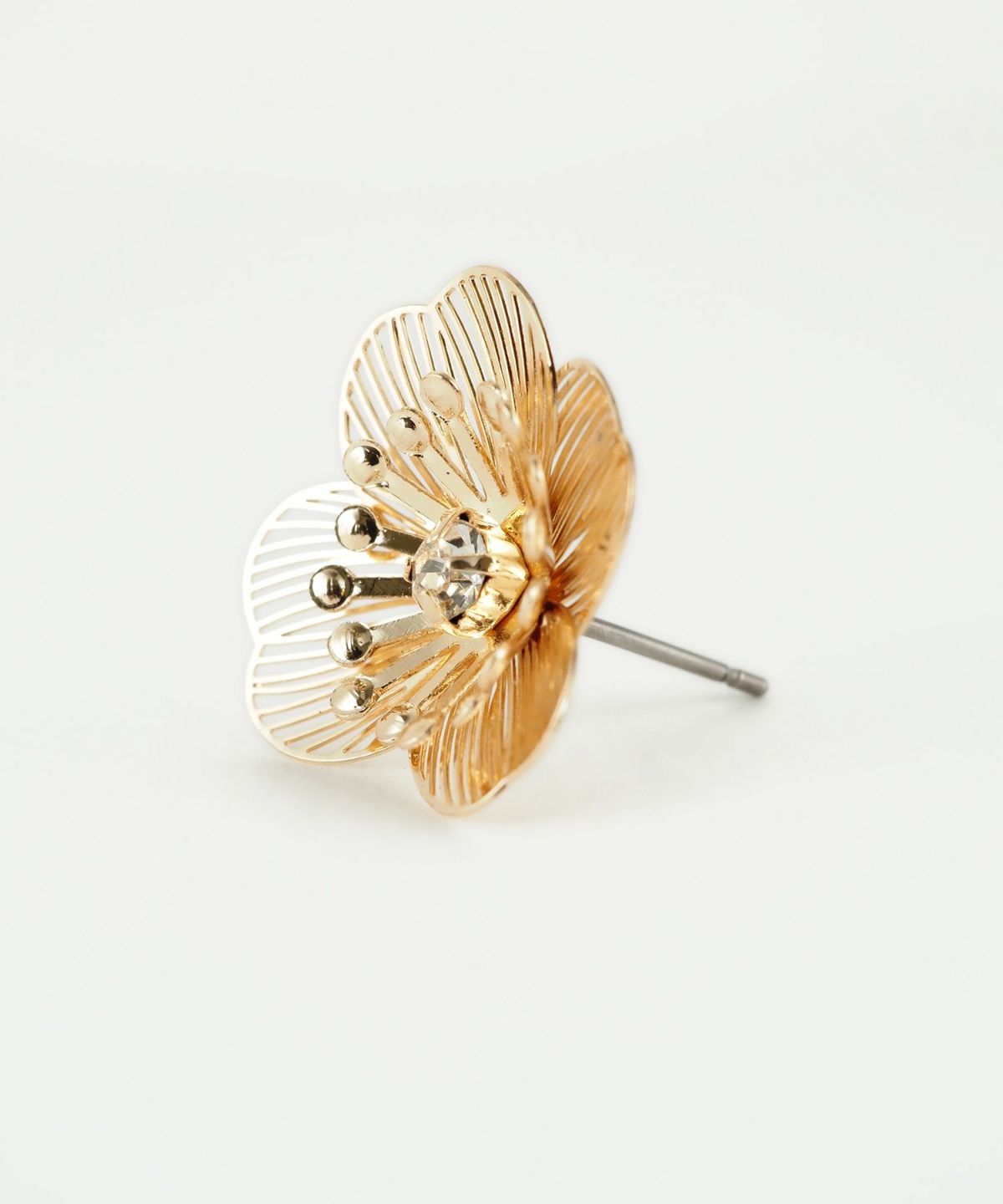 透かしフラワーチタンポストピアス